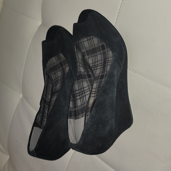 Chinese Laundry Black Peep Toe Vegan / Faux Suede Wedges 8 - Picture 4 of 4